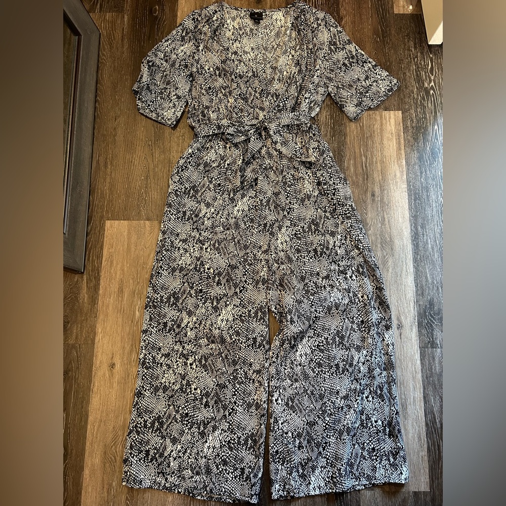 💛 Worthington Snake Print Wide Leg Belted Jumpsuit size M
